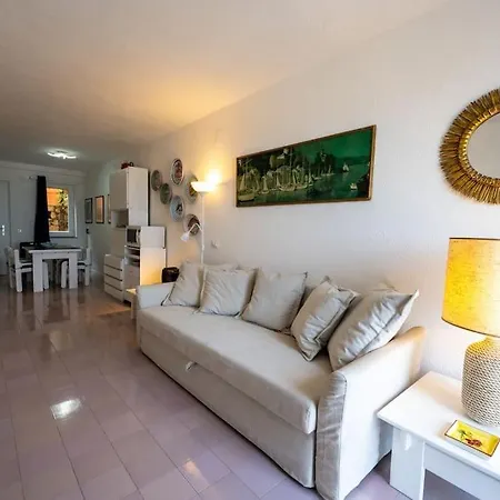 Attractive Recently Renovated Entire Flat In Port 马拉泰亚
