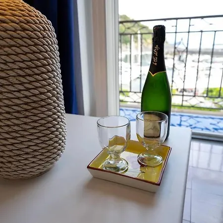 Attractive Recently Renovated Entire Flat In Port 公寓